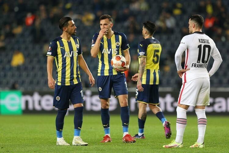 <p>FENERBAHÇE'DEN BERABERLİK PUANI </p>

<p>UEFA Avrupa Ligi'ndeki diğer temsilcimiz Fenerbahçe, Kadıköy'de Eintracht Frankfurt ile 1-1 berabere kaldı. Fenerbahçe, Avrupa'da yoluna UEFA Konferans Ligi'nde devam edecek</p>
