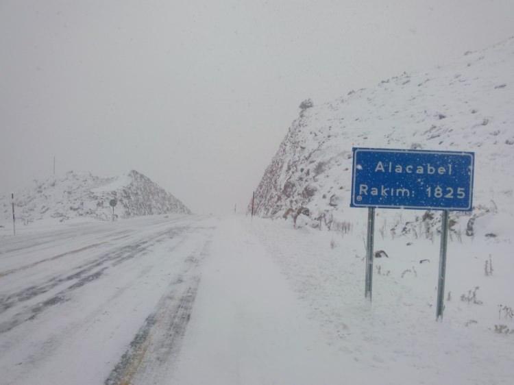 <p>Antalya-Konya karayolunda kar kalınlığı 30 santimetreye ulaşırken, Karayolları ekibi kar kürüme ve tuzlama çalışması yaparak yolun trafiğe açık tutulmasını sağlıyor.<br />
 </p>
