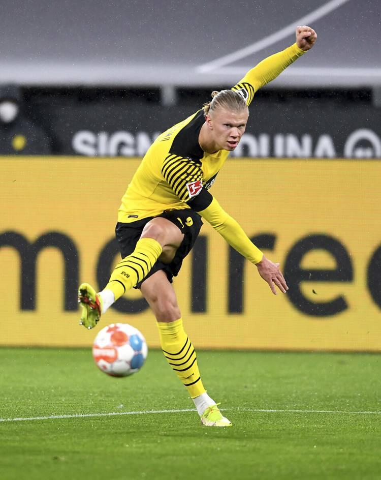 <p>ERLING HAALAND </p>

<p>BORUSSIA DORTMUND </p>

<p>142.4 MİLYON EURO</p>

<p>Erling Haaland, Avrupa'nın her büyük kulübünün transfer listesini süsleyen yegane isim. Dortmund'dan ayrılması beklenen Haaland için Real Madrid başta olmak üzere Avrupa'nın tüm büyüklerinden ilgi var. Fiziği ve tekniğiyle fark yaratan Haaland, 142.4 milyon euro'luk değeriyle zirvede.</p>
