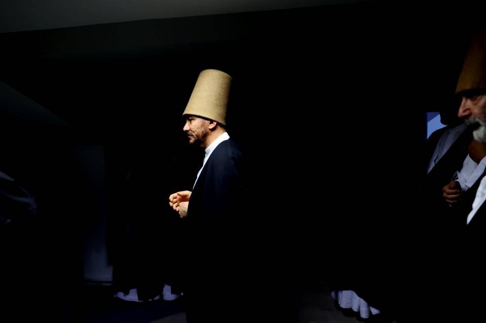 <p>Özçakıl, postnişin makamının Mevlevi ayini içinde önemli bir makam olduğunu vurgulayarak, "Postun rengi kırmızıdır. Mevlana Celaleddin-i Rumi bir ikindi vakti gökyüzü kızılken vefat ettiği için Mevleviler de postun rengini kırmızı olarak seçmiş." dedi.</p>
<p> </p>
