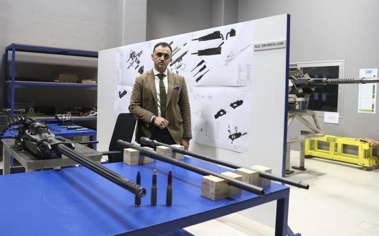 <p><strong> Silah üreticileriyle iş birliği</strong></p>

<p>Anlaş, Türkiye'nin önde gelen silah üreticileriyle tasarım sürecinden başlayarak iş birliği yaptıklarını bildirdi.<br />
<br />
Silah üretmek isteyen ama yüksek namlu yatırımından kaçınan firmaların ihtiyacını karşılamayı ve birlikte dünya pazarlarında boy göstermeyi amaçladıklarını vurgulayan Anlaş, bu amaçla kendi namlularını üretirken ileri bir teknolojiyle yiv açma hizmeti de verdiklerini söyledi.<br />
<br />
Gelecek vizyonlarında malzeme teknolojilerine çalışmak olduğunu anlatan Anlaş, "Elektro-kimyasal işleme teknolojisi sadece namluda kullanılmıyor. Yüksek hassasiyetli parçaları bu teknolojiyle işlemek mümkün. Bu teknolojiyi havacılık, enerji gibi farklı sektörlerin kullanımına sunmayı, makine ya da parça üretimini amaçlıyoruz." dedi.</p>

