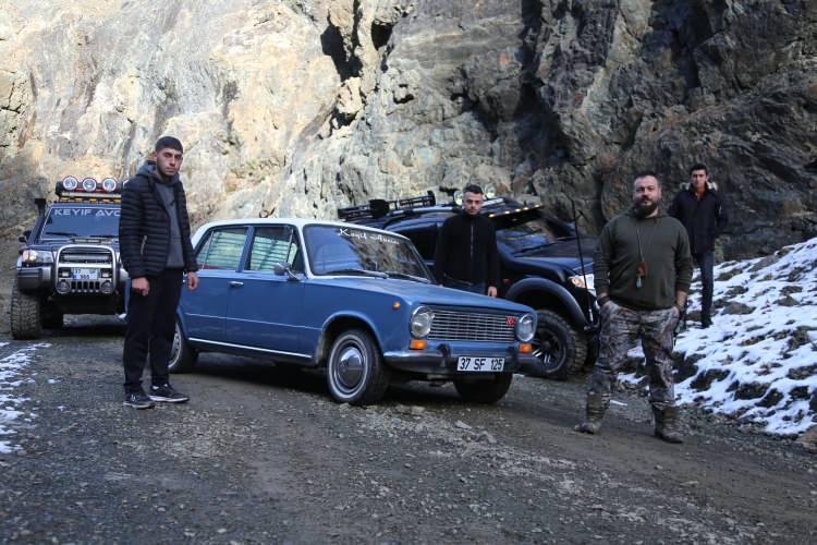 <p>1976 model Murat 124 aracımıza zincir takarak karlı yolları aştık, bazı yerlerde aracımız kaldı, o zamanlarda da off-road aracımızla çekmek zorunda kaldık. Sonunda yılmadan zirveye ulaştık, mutluyuz” diye konuştu.</p>
