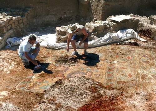 <p><strong>Zonguldak</strong>’ta 14 yıl önce bahçesine sera kurmak isterken geç Roma-erken Bizans dönemine ait tarihi eserler ortaya çıkan 76 yaşındaki Nizamettin Oral, kazılıp üzeri kapatılan mozaiklerin gün yüzüne çıkartılmasını bekliyor.</p>
