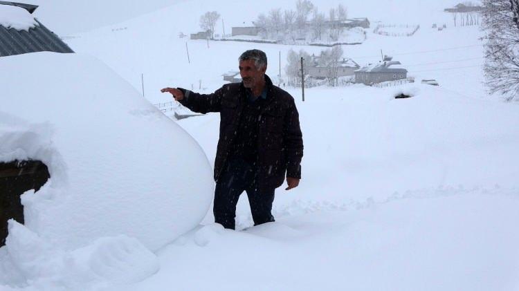 <p>İki günde yaklaşık 60 santimetreye ulaşan kar kalınlığı, evleri, araçları ve traktörleri kara gömdü. </p>