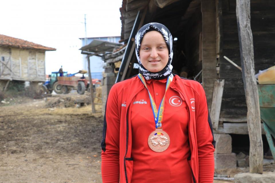 <p>Türkiye şampiyonu milli sporcu Esma Demir (15), ailesiyle birlikte yaşadığı köyünde odun kırıp, tarla sürerek hazırlandığı Bilek Güreşi Dünya Şampiyonası’nda bronz madalya kazandı. </p>
