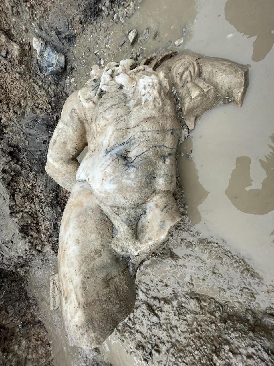 <p>'Dinlenen Herakles' heykel tiplemesi, antik dünyada birçok yerde kullanılan bir tip. </p>
