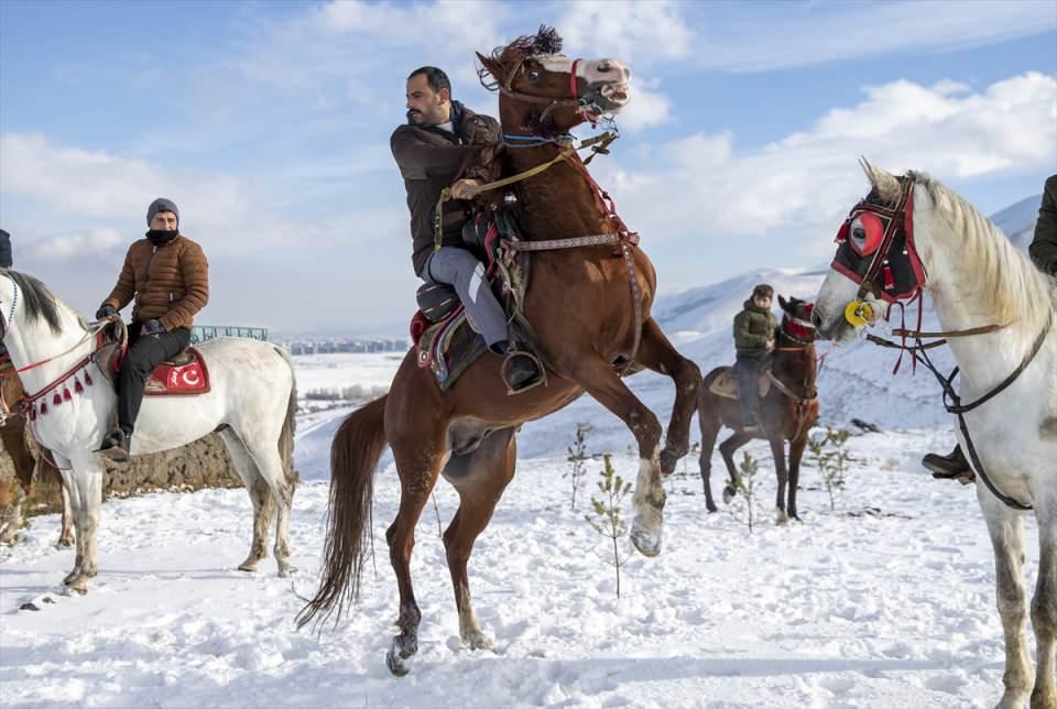 <p>Bugüne kadar bu geleneği yaşatanlara rahmet diliyorum. Şu an bu geleneğe sahip çıkan vatandaşımıza saygı duyuyorum. Camilerimiz dolup taşsın. </p>
