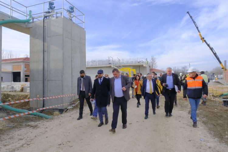 <p>Arıtma sonucunda kuruluk oranı yüzde 90 olan çamur elde edilecek</p>
<p>Atık Su Arıtma Tesisinde arıtma sonucunda kuruluk oranı yüzde 90 olan çamur elde edilecek. Bu çamur çimento fabrikalarında ve sunta fabrikalarında yakılmak üzere bertarafı planlanıyor. Yüzde 90 kuruluk oranındaki çamur kalori değeri bin 600- bin 800 kalori olacağı öngörülüyor. Ayrıca çamurun Kastamonu Belediyesi Park ve Bahçeler Müdürlüğü’nde, Orman Fidanlık Müdürlüğü’nde ve bazı köy tarımsal faaliyetlerde kullanılabilmesi için testler devam ediliyor.</p>
