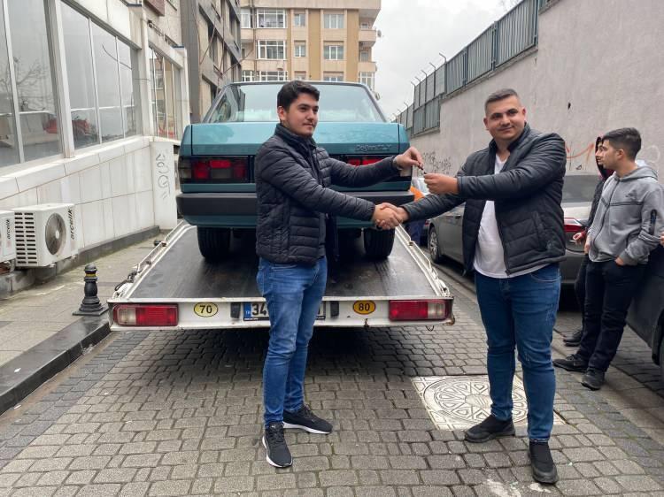 <p>Kadıköy'de yaşayan galerici Sercan Deniz, geçen sene satın aldığı 1993 model Tofaş Doğan SLX otomobilini internet üzerinden 200 bin TL fiyat ile satışa çıkartmıştı. </p>