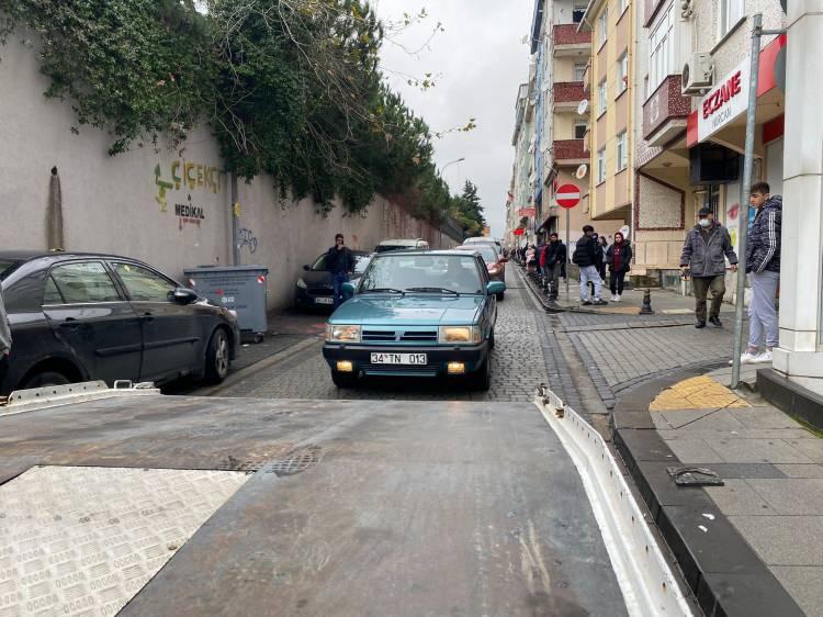 <p>Deniz'in paylaştığı ilanı gören Muhammet Maden, aracı satın alarak 1993 model Tofaş Doğan SLX otomobilin yeni sahibi oldu. Araç zarar görmemesi ve kilometre yapmaması için çekici yardımıyla saklanacağı otoparka götürüldü. Aracın çekici ile götürülme anları vatandaşlar tarafından yoğun ilgi gördü.</p>
