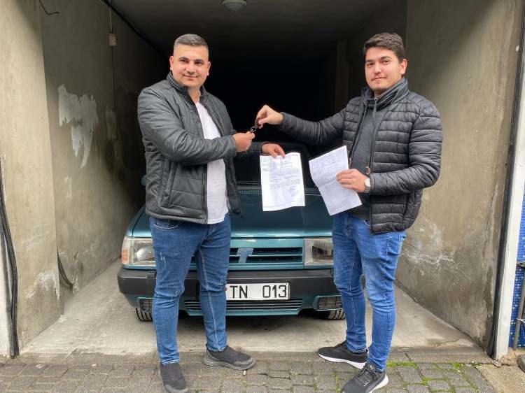 <p>Araç sahibi Sercan Deniz yaptığı satış ile ilgili, ”Bir buçuk yıl önce almış olduğum 93 model sadece 3 bin 480 kilometrede olan aracımı geçen yapmış olduğumuz haberler sonucunda 200 bin TL`ye gerçek alıcısını, kıymetini bilecek alıcısını buldu. Daha önce yapmış olduğumuz haberlerde de söylediğim gibi araca 200 bin TL fiyat biçtik.</p>
