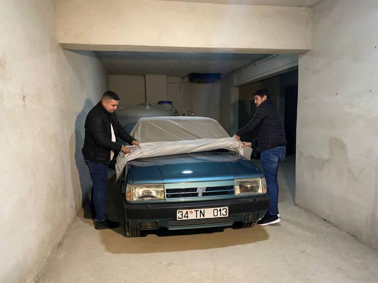 <p>Aracı satın alan Muhammed Maden, ”Zaten 5-6 aydan beri aracın peşindeydim. Arkadaşlardan fiyat konusunda yardımcı olmasını istedim. En sonunda 200 bin TL'ye anlaştık ve aracı aldım. Yani değerli bir araç satın aldım. 3 bin 480 kilometrede bir araç, Tofaş SLX. Ben 95'liyim, araç 93 model. Şu anlık satmayı düşünmüyorum. Kendi otoparkımıza koyacağız aracı. İllaki satacağım ama değeri bulununca satılır. Şu an satmayı düşünmüyorum. Bir iki yıl otoparkımda saklayacağım aracı” dedi.</p>