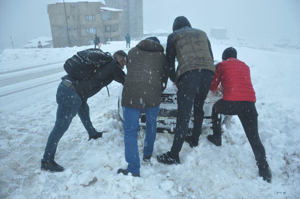 <p>Hakkari'nin Yüksekova ilçesinde sabah saatlerinde etkisini artıran kar yağışı nedeniyle araçlar kara gömülürken, vatandaşlar ise işe yaya olarak gitmek zorunda kaldı.</p>