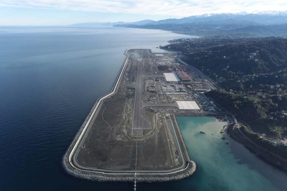<p>Ortalama derinliği 16,5 ile 18 metre arasında olan deniz dolgu alanında 28 metre derinliğe kadar dolgu yapıldı. Dolgu çalışmaları için deniz altında sismik cihazlarla ölçüm gerçekleştirildi. </p>
