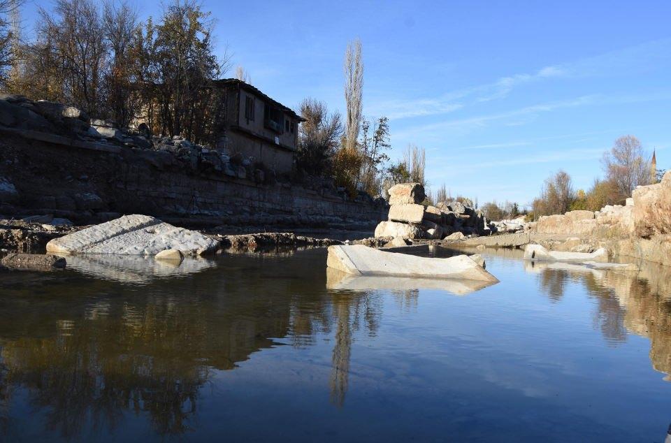 <p>Çaydan çıkarılan heykel, arkeolojik incelemeye alındı.</p>
