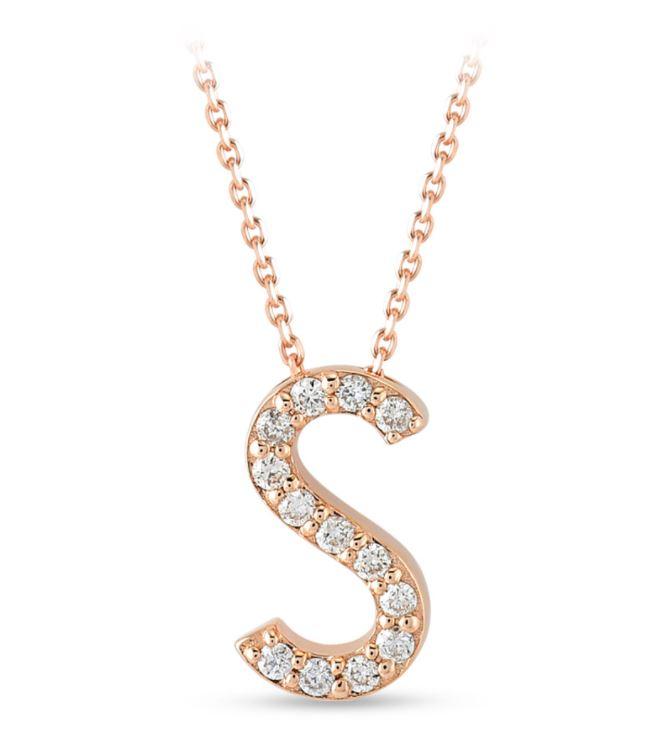 <p><span style="color:#800080"><strong>Taşlı ya da abartılı bir seçimden ziyade daha gündelik kullanıma bir şey arıyorsanız; harf kolyeler son zamanlarda oldukça trend! </strong></span></p>
