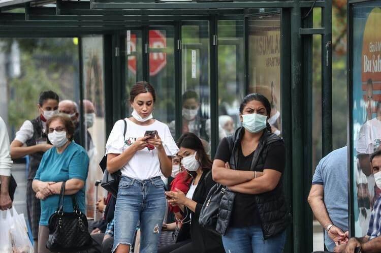 <p>Doktorun şimdiye kadarki deneyimi, varyantın 40 veya daha genç olan insanları etkilemesiydi. Güney Afrika sağlık bakanı Dr Joe Phaahla, aşı oranları nispeten düşük olduğu için gençlerin Omicron'dan en çok etkilenen grup olduğunu belirtti.</p>

<p> </p>
