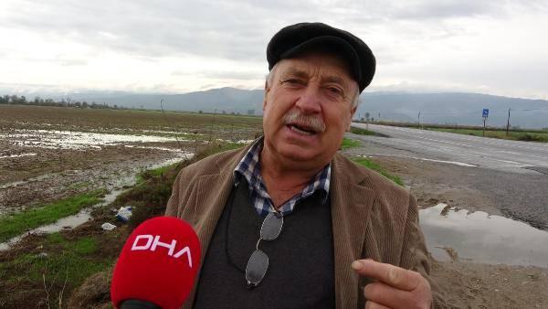 <p>Kuruyan Büyük Menderes'in yatağında kum üzerinde yürüyen çiftçiler, kuraklığa dikkat çekti. Önümüzdeki yıla da karamsarlıkla bakan çiftçiler, son zamanlarda yağan yağmurlarla umutlandı. </p>