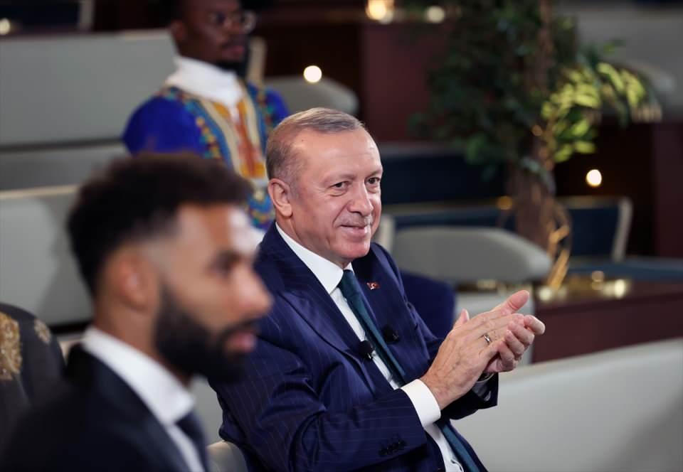<div>Zirve vesilesiyle bir araya gelmekten duyduğu memnuniyeti dile getiren Erdoğan, Afrika kıtası ile kökü 10. yüzyıla uzanan derin ilişkilerin bulunduğunu vurguladı.</div>

<div> </div>

