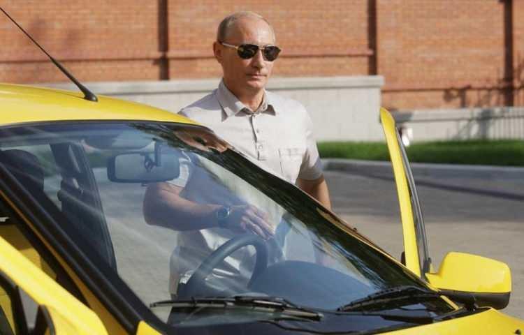 <p><strong>"PEK ÇOK İNSAN İÇİN TRAJEDİ OLARAK KALDI"</strong><br />
<br />
Bununla birlikte, Sovyetler Birliği'nin KGB güvenlik servislerinin eski bir ajanı olan Putin, daha önce de SSCB'nin düşüşünden yakınmıştı. Ancak, bu sefer otuz yıl önceki parçalanmanın Rusya’daki pek çok insan için bir "trajedi" olarak kaldığını söyledi.</p>