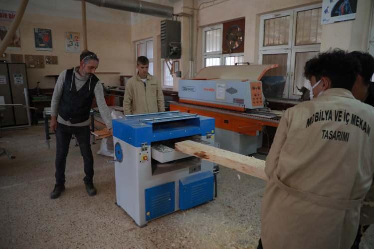 <p><em><strong>Hacıoğlu, iş insanlarının desteğinin yüksek olduğunu belirterek, şunları kaydetti:</strong></em></p>
<p>"Son yıllarda bölge turizm açısından önem arz etmeye başladı. Ardeşen Ticaret ve Sanayi Odası ile böyle bir yola çıktık. İl Milli Eğitim Müdürlüğü de projeyi beğendi. Bu tarz kütüphane yaparak Türkiye'ye örnek bir proje çıkarmak istedi. </p>