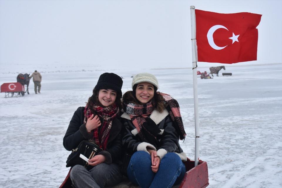 <p>Yeni tip koronavirüs (Kovid-19) salgınıyla mücadele tedbirleri kapsamında ara verilen seferlerine yeniden başlayan "Turistik Doğu Ekspresi"nin yolcuları kısmen buzla kaplanan Çıldır Gölü'nde atlı kızakla gezdi.</p>

<p> </p>
