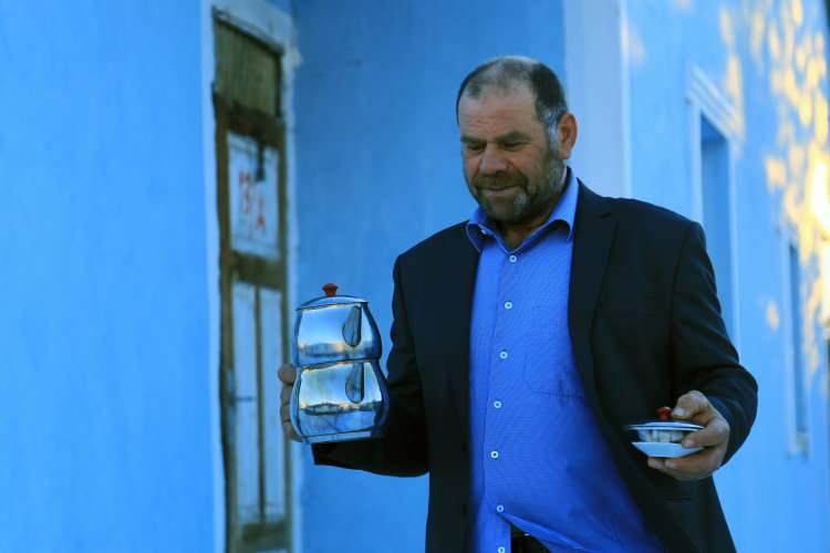 <p>Çay güzel olursa 100 bardağı bulduğunu dile getiren Soydaş, “Günün 24 saatinde benim için en önemli şeylerden birisi çay. Çay güzel olursa 100 bardağı bulduğum oluyor. Muhabbet arasında saatlerde çay içtiğimiz var. Ailem benim çay içmeme karışmaz, çayımı demleyip önüme koyarlar ben kendim doldurur kendim içerim” dedi.</p>