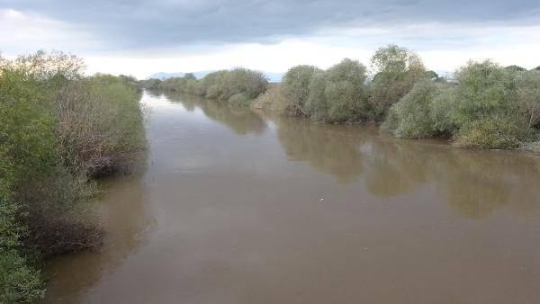 <p>Aydın'da 1 Ekim-13 Aralık tarihleri arasında, metrekareye düşen 246 kilogram yağmur, kuruyan Büyük Menderes Nehri'ni özlenen eski günlerine döndürdü. Son yağmurlar tarlaları suya doyan çiftçileri de sevindirdi.</p>
