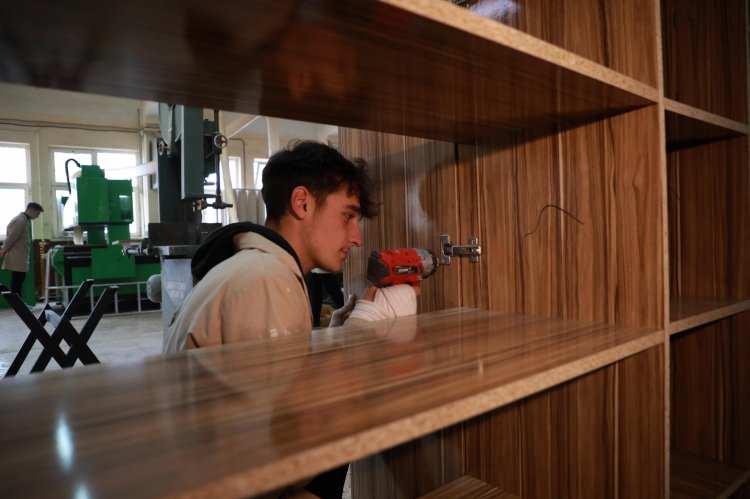 <p>Kuyumcu, fikir birliğinin devamı durumunda pazar konusunda okula yardımcı olacaklarını, seri üretime katkı sağlayacaklarını belirterek, "Başta amaç öğrencilerimizi yetiştirmek, sonrasında bölge turizmine katkı sağlamak. Coğrafya bungalov evlere çok yatkın." ifadesini kullandı.</p>

<p> </p>
