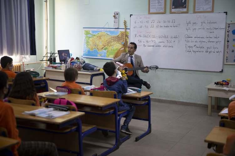 <p>Yirmi sekiz öğrencili 3. sınıfta dersler hem eğitici hem eğlenceli geçerken, 18 yıllık öğretmen Çuğu, renkli bir öğretmen olarak öne çıkıyor.</p>
