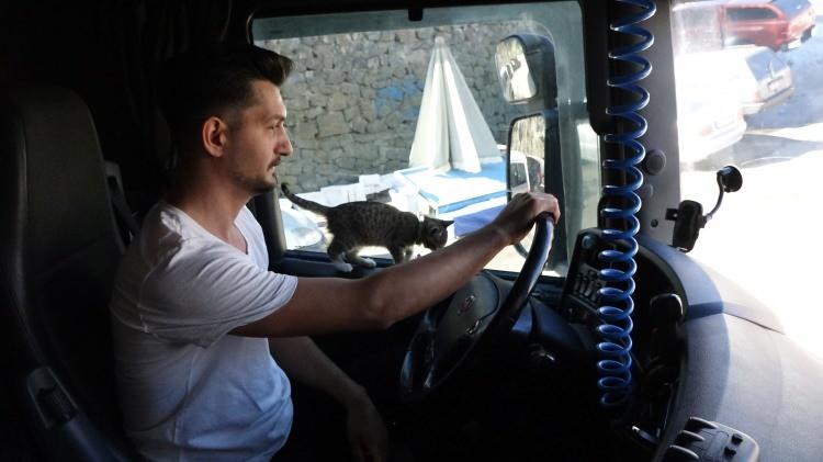 <p>Benimle olduğu sürece, TIR'ın sürücü kabininde yaşam alanı çok dar oluyor. Yurt dışına çıkmam gerektiği için sınır kapılarından onu geçirmem çok zor. Bırakacak kimsem de yok. Ona güvenilir bir yuva arıyorum" dedi.</p>
