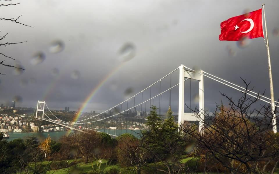 <p>İstanbul'da etkili olan sağanak sonrasında beliren gökkuşağı, Fatih Sultan Mehmet Köprüsü ile güzel görüntü oluşturdu.</p>