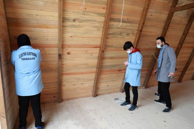 <p>Rize'nin çaydan sonra en önemli ekonomik değerinin turizm olduğuna dikkati çeken Kuyumcu, "Turizmde bungalov evlere ciddi talep var. Hem bölgedeki meslek sektörünü büyütmek hem de okulumuz öğrencilerinin, ara elamanlarının bölgede ihtiyaç duyulan ürünlerle ilgili yetişmesi için katkı sağladık. Buradaki esas başarı okulumuzundur. Öğretmenlerimiz ve ekibi en güzel şekilde ustalarımızı yetiştiriyor ve eğitiyorlar. Bu proje sonrasında iş bulma imkanları olacak." dedi.</p>
<p> </p>