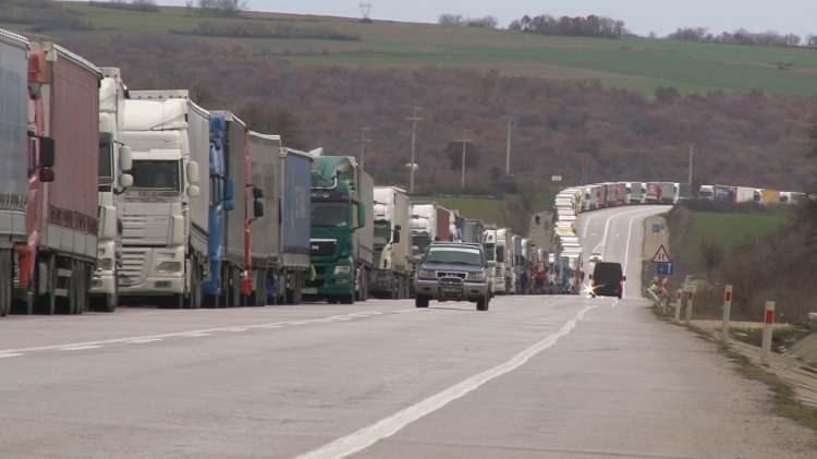 <p>25 kilometrelik bir sırada beklediklerini vurgulayan Onur Kostak ise “Araçlarımızda takograf sistemi olduğu için takografa uygun çalışıyoruz. 25 kilometrelik sırada bekliyoruz. 3 gün, 4 gün, 5 gün kadar uzadığı oluyor. Burada yol boyunca 24, 25 kilometre boyunca mülteci problemi yaşıyoruz” şeklinde konuştu.</p>
