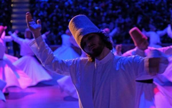 <p>Törene Türk Devletleri Teşkilatı Aksakallılar Heyeti Başkanı Binali Yıldırım, Kültür ve Turizm Bakanı Mehmet Nuri Ersoy, Konya Valisi Vahdettin Özkan, Mevlana'nın 22'nci kuşaktan torunu Esin Çelebi Bayru katıldı. Birçok yabancı medya çalışanının da takip ettiği program, televizyon kanallarından Kültür ve Turizm İl Müdürlüğü'nün sosyal medya hesaplarından canlı yayınlandı.</p>
