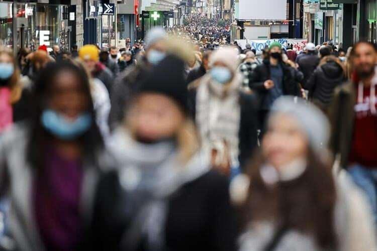 <p>Aşının ülkeleri krizden çıkmasını tek başına sağlamayacağını belirten Ghebreyesus, sosyal mesafenin, maske takmanın ve hijyenin önemine vurgu yaptı. Ülkeler arasında Covid-19 aşılama oranlarında hala büyük bir eşitsizlik olduğunu kaydeden Ghebreyesus, "41 ülke hala nüfuslarının yüzde 10'unu aşılamayı başaramadı, 98 ülke yüzde 40'a ulaşmadı. Aynı ülkedeki nüfus grupları arasında da önemli eşitsizlikler görüyoruz" dedi.</p>

<p> </p>
