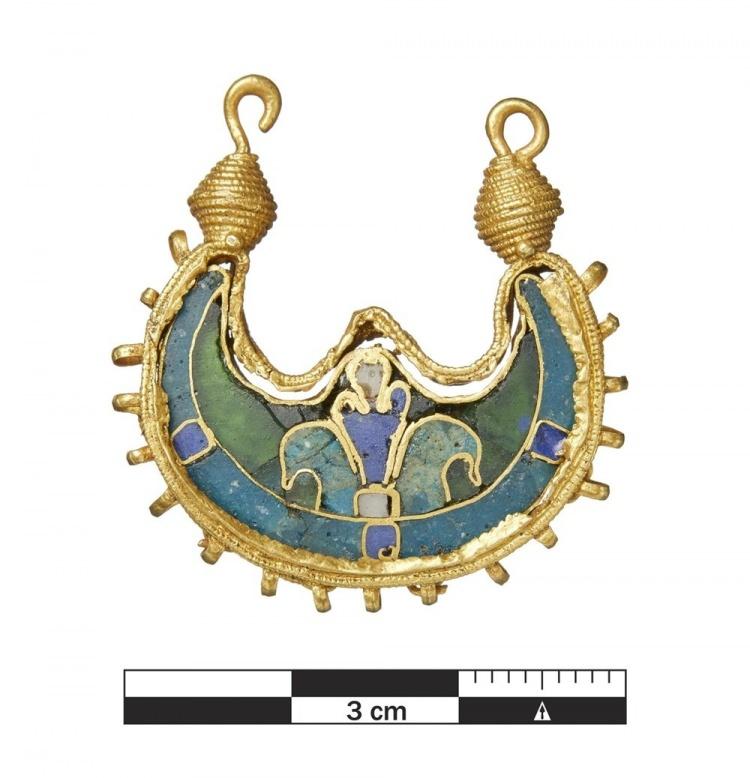 <p>Küpe ve Dagmark haçının her ikisinin de Viking Çağı'na veya  erken Orta Çağ'a ait olduğu ve muhtemelen takas edilmeyip krallar ve imparatorlar tarafından bağışlandığı düşünülüyor. Bu durum, Dagmark haçının neden 1683'te Danimarka'nın Ringsted kentindeki St. Bendt Kilisesi'ndeki bir kraliçenin mezarında bulunduğunu açıklıyor.</p>

<p> </p>
