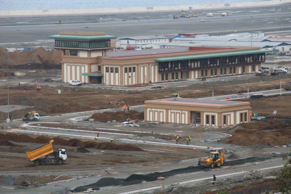 <p>Hem ahşap hem de taş dolgu bolca görülecek. Giriş takı, çay yaprağı; kulesi çay bardağı havalimanında Karadeniz mimarisi net bir şekilde görünüyor. Havalimanını kullanan herkes, içerisinde Rize'den küçük küçük dokunuşlar görecek. </p>