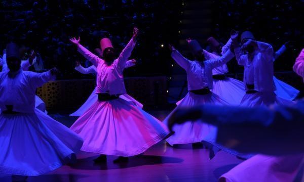 <p>‘MEVLANA’NIN MESAJINI KITALARI AŞARAK DÜNYANIN DÖRT BİR YANINA ULAŞTIRACAĞIZ’</p>
<p>Törende konuşan Kültür ve Turizm Bakanı Mehmet Nuri Ersoy, “Mevlana Celaleddin Rumi’yi anmak 700 yıl önce yaşamış bir tarihsel şahsiyeti anmanın ötesinde onu her yönüyle anlamak ve bu çağa taşımakla ancak mümkündür. Unutmamalıyız ki bugün dünyanın içinde bulunduğu durum, insanlığın onun merhamet ve muhabbet çağrısına daha fazla ihtiyaç duyduğunu açık bir şekilde göstermektedir. Bu çağrıyı, bu mesajı zaman, mekan, sınır tanımadan farklı coğrafyalara, farklı toplumlara ulaştırmak ise bizin en temel görevlerimiz arasında yer almaktadır.</p>