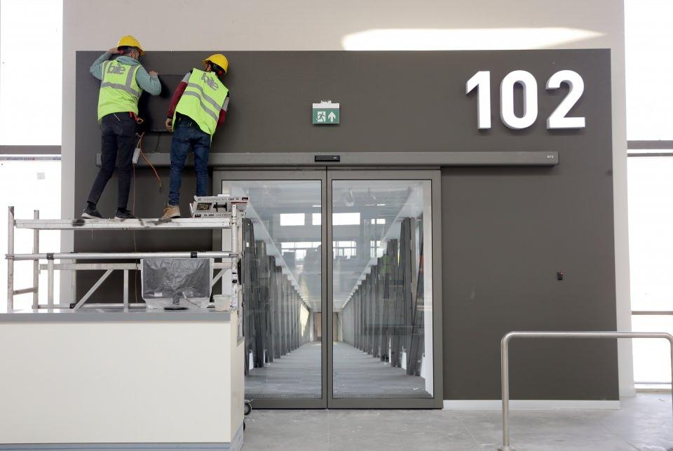 <p>Check-in yapmak için 50 bankonun bulunduğu yeni terminal binasında, iç hatlar giden yolcu salonu 1425, gelen yolcu salonu 859, dış hatlar gelen yolcu salonu 976, giden yolcu salonu ise 622 metrekare olarak dizayn edildi.</p>

<p> </p>
