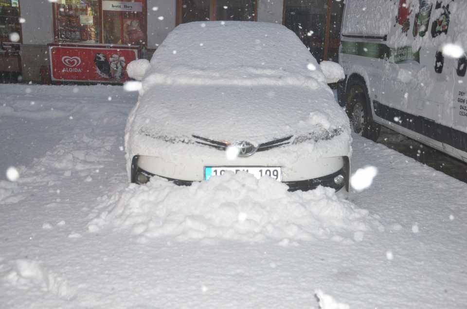 <p>Sabah iş yerlerini açan esnaf, kapılarının önünde biriken karları küreklerle temizlerken, kara hazırlıksız yakalanan bazı sürücüler ise yollarda mahsur kaldı.</p>