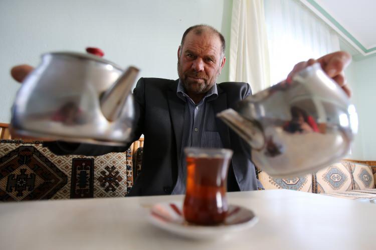 <p>Gümüşhane’de yaşayan 57 yaşındaki Ömer Faruk Soydaş bir oturuşta 100 bardak çay içiyor. İnşaatlarda çalıştığı dönem ve askerlikten kalan alışkanlığını sürdüren Soydaş, muhabbet deminde olursa çay içmede sınır tanımadığını söyledi.</p>
