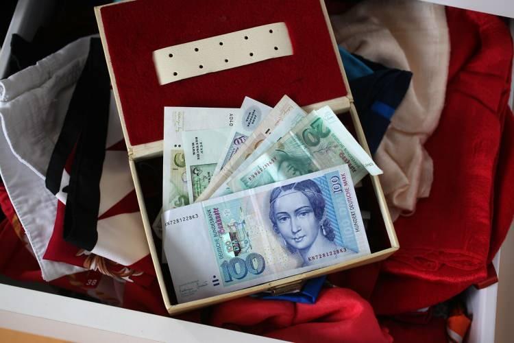 Yastık altındaki 12 milyar 350 milyon mark! 20 yıl geçti ama hala tutuyorlar
