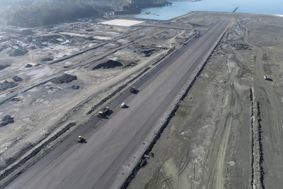 <p>Büyük oranda biten taş-ahşap karışımlı, yöresel mimarili terminal binaları, ilk kez DHA tarafından görüntülenen Rize-Artvin Havalimanı'nda yaz sezonu öncesi uçuşlar başlayacak. Yılda 3 milyon yolcunun havalimanını kullanması bekleniyor.</p>
<p> </p>
