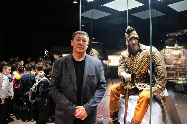 <p>Kazakistan Milli Müzesi’nin "Altın" salonunda düzenlenen törene, ülkenin önde gelen tarihçileri, arkeologları, milletvekilleri ve yabancı misyon temsilcilerinin yanı sıra çok sayıda öğrenci katıldı.</p>
<p> </p>