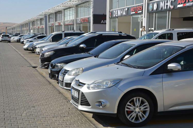 <p>Türkiye İstatistik Kurumu (TÜİK) Başkanı Sait Erdal Dinçer’in kamuoyunda çok tartışılan otomobil fiyatlarındaki artışın tespitinde yeni bir uygulamaya geçildiğini açıkladı.</p>

<p> </p>
