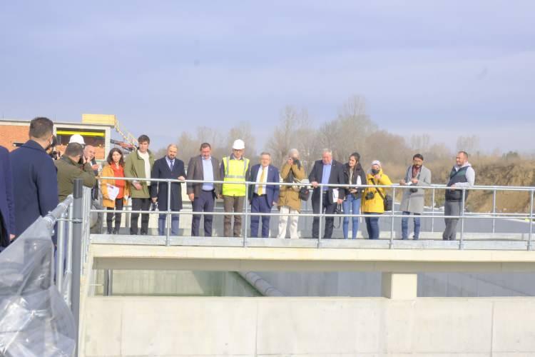 <p>Tesis, kendi elektrik enerjisini kendisi karşılayacak</p>

<p>47 bin metrekarelik alan üzerine yapılacak olan Atık Su Arıtma Tesisi kendi elektriğini üretecek. Tesisin çamur havuzunda oluşacak metan gazı kurulacak enerji üretim tesisiyle elektrik enerjisine çevrilecek. Kurulacak elektrik üretim tesisiyle, Atık Su Arıtma Tesisinin elektrik ihtiyacı karşılanacak.</p>
