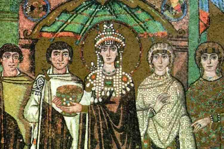 <p>Bu yüzden küpe, imparator tarafından güvenilir bir Viking'e şahsen verilmiş olabilir ve daha sonra Danimarka'da bilinmeyen koşullar altında kaybolmuş olabilir.</p>

<p>Buluntu yeri yakınında bulunan Holstebro Müzesi'nde müfettiş olan Astrid Toftdal Jensen, "Bu bulgu, Batı Jutland'ın dünya çapında her zaman güçlü bağlantılara sahip olduğunu doğruluyor" dedi.</p>
