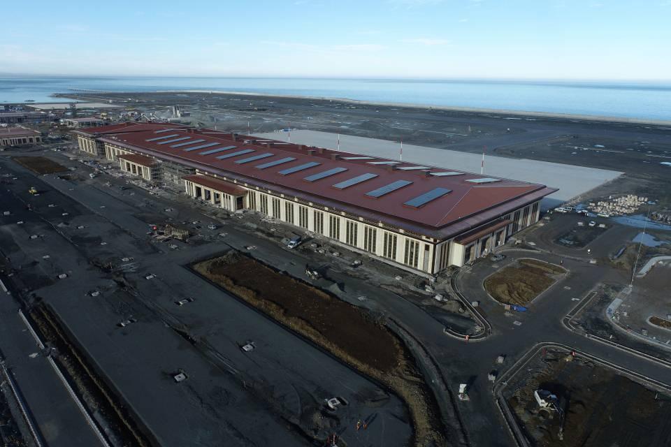 <p> Onlar; yaklaşma ışıkları, pistler, aşağı döşenen elektrik sistemleri. Bunlardan dolayı yüzde 99 seviyelerindeyiz. Üstyapıda da bütün binalarımız hızlı bir şekilde ilerliyor. Bugün itibarıyla 1300 personel ve 300 civarında araç çalışıyor. Hızlı bir şekilde Rize'nin yoğun sezonuna yetiştirmeye gayret ediyoruz" dedi.</p>
<p> </p>