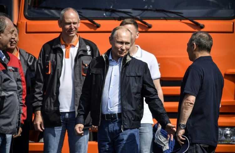 <p>Belgeselden alıntı yapan RIA-Novosti, Putin'in gelirini artırmak için ara sıra taksi şoförü olarak çalıştığını açıkladığını duyurdu. Buna göre, Putin, “Bazen fazladan para kazanmak zorunda kaldım. Yani, taksicilik yaptım. Dürüst olmak gerekirse bu konu hakkında konuşmak hoş değil ama ne yazık ki durum buydu” dedi.</p>